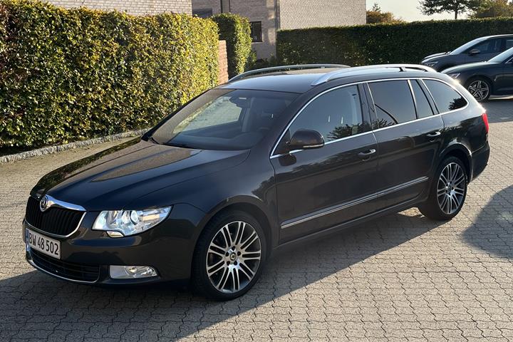 Brun Skoda SUPERB COMBI fra 2010