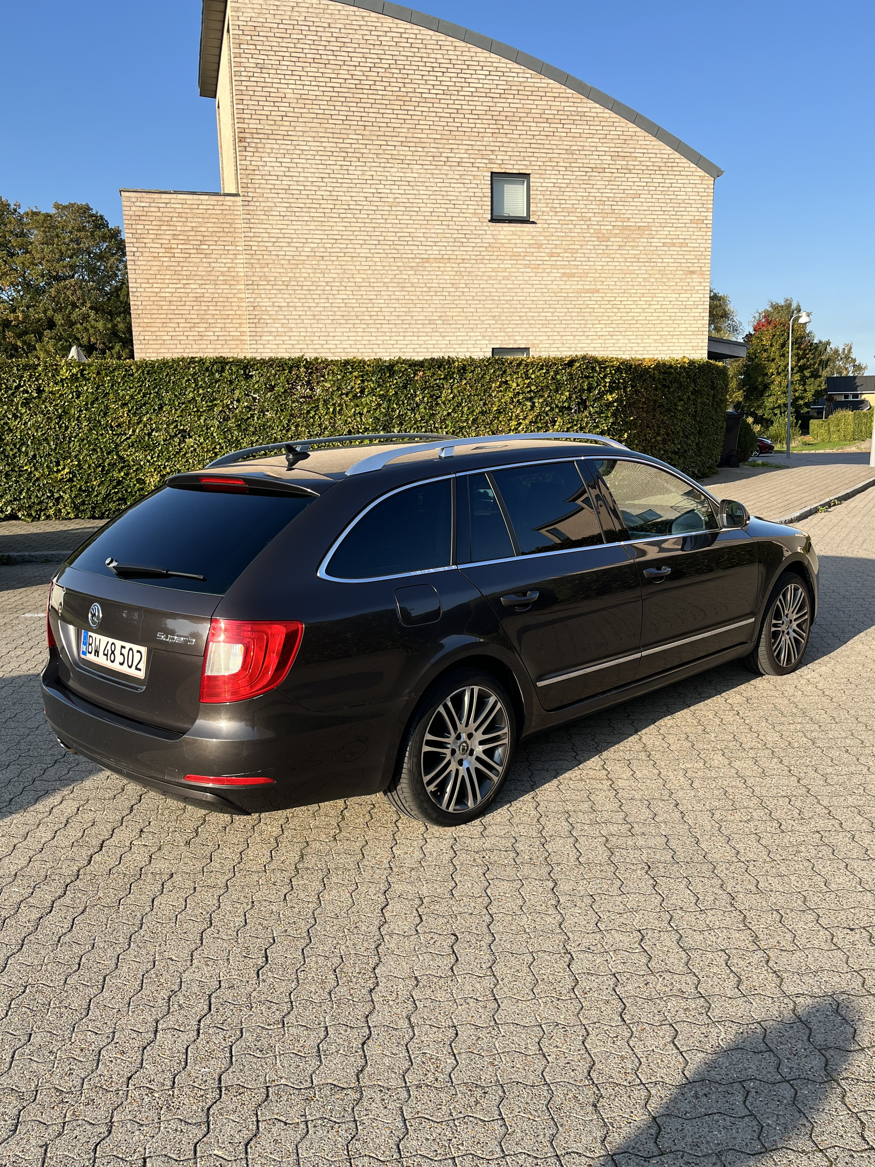 Brun Skoda SUPERB COMBI fra 2010