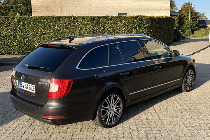 Brun Skoda SUPERB COMBI fra 2010