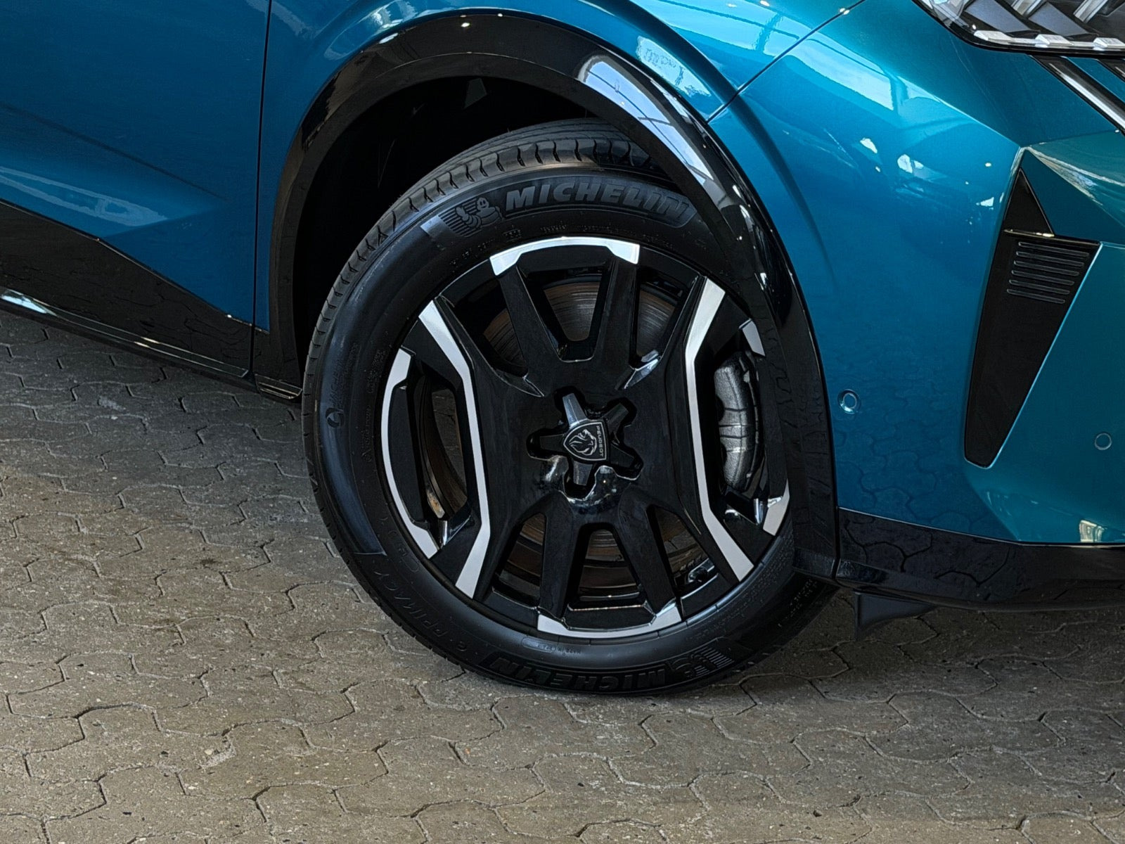 Blå Peugeot e-3008 fra 2025