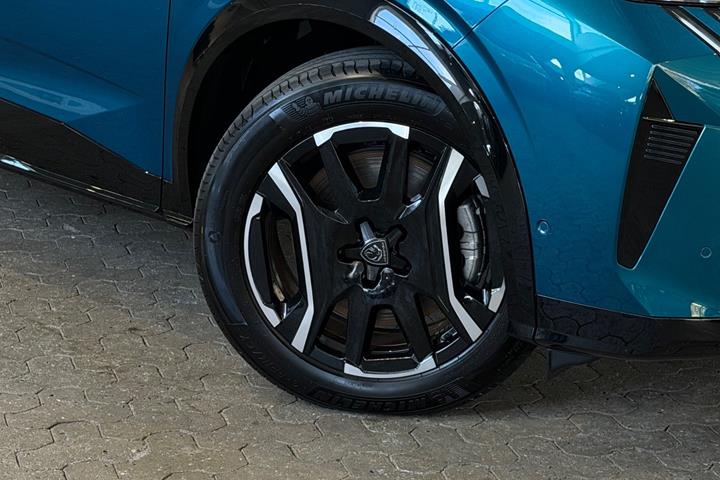 Blå Peugeot e-3008 fra 2025