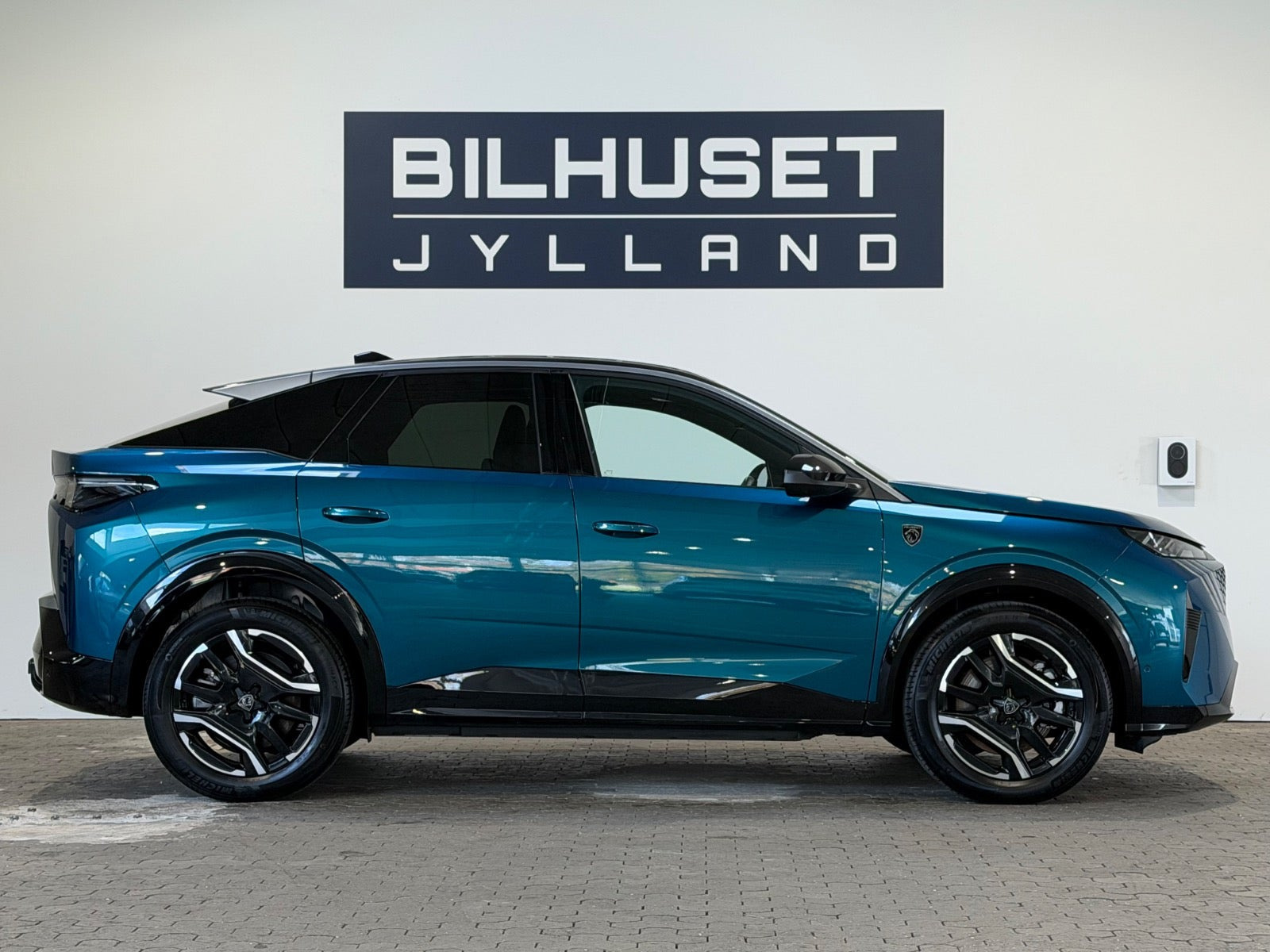 Blå Peugeot e-3008 fra 2025