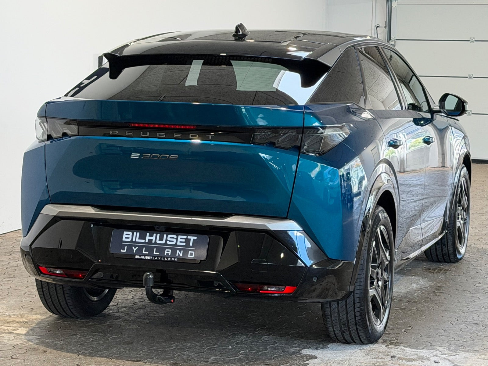 Blå Peugeot e-3008 fra 2025