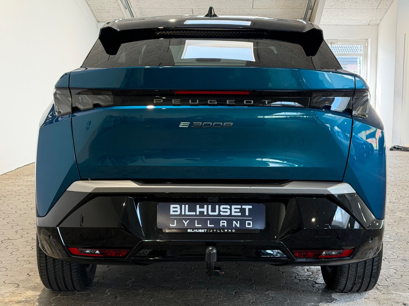 Blå Peugeot e-3008 fra 2025