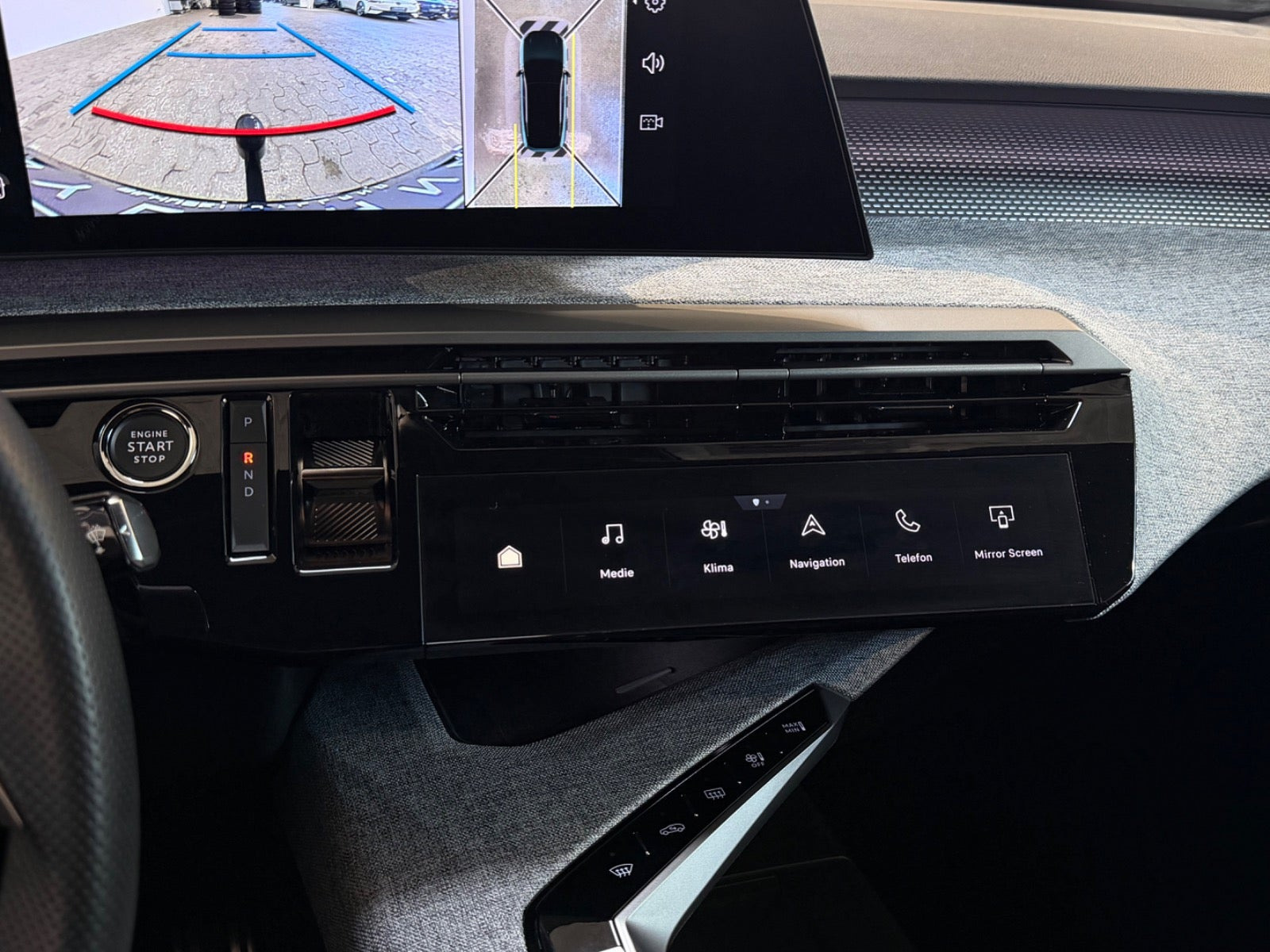 Blå Peugeot e-3008 fra 2025