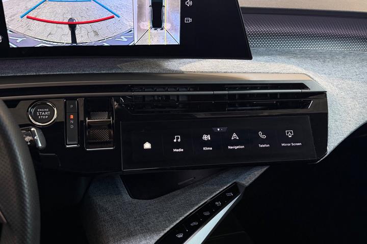 Blå Peugeot e-3008 fra 2025