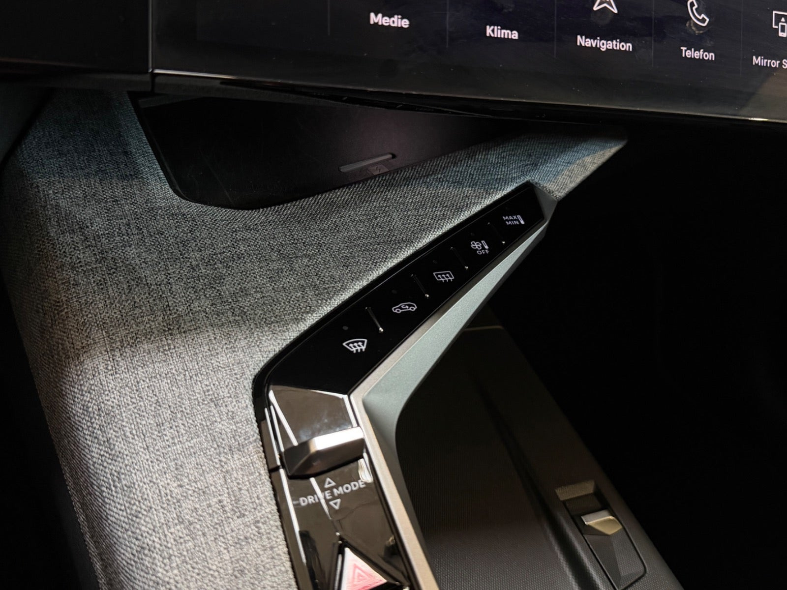 Blå Peugeot e-3008 fra 2025