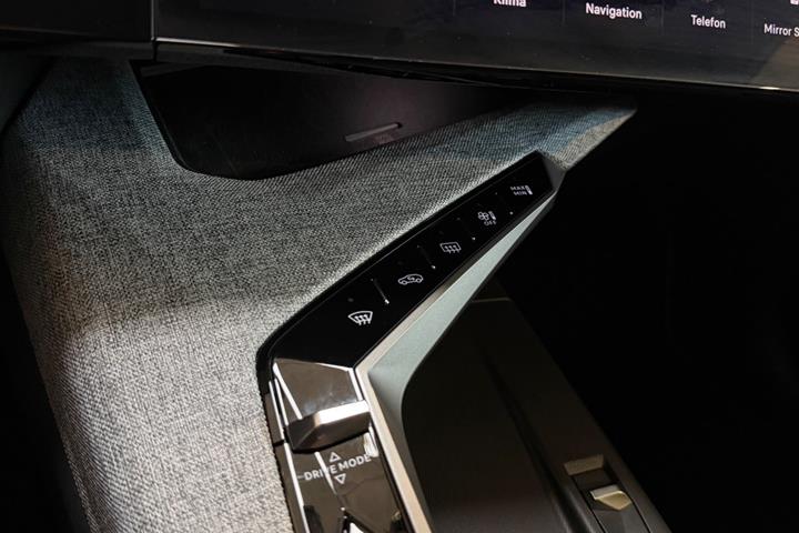 Blå Peugeot e-3008 fra 2025