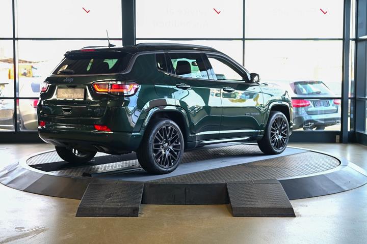 Grøn Jeep Compass fra 2021
