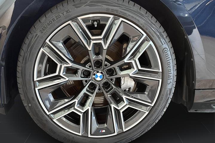 Sort BMW i5 fra 2026