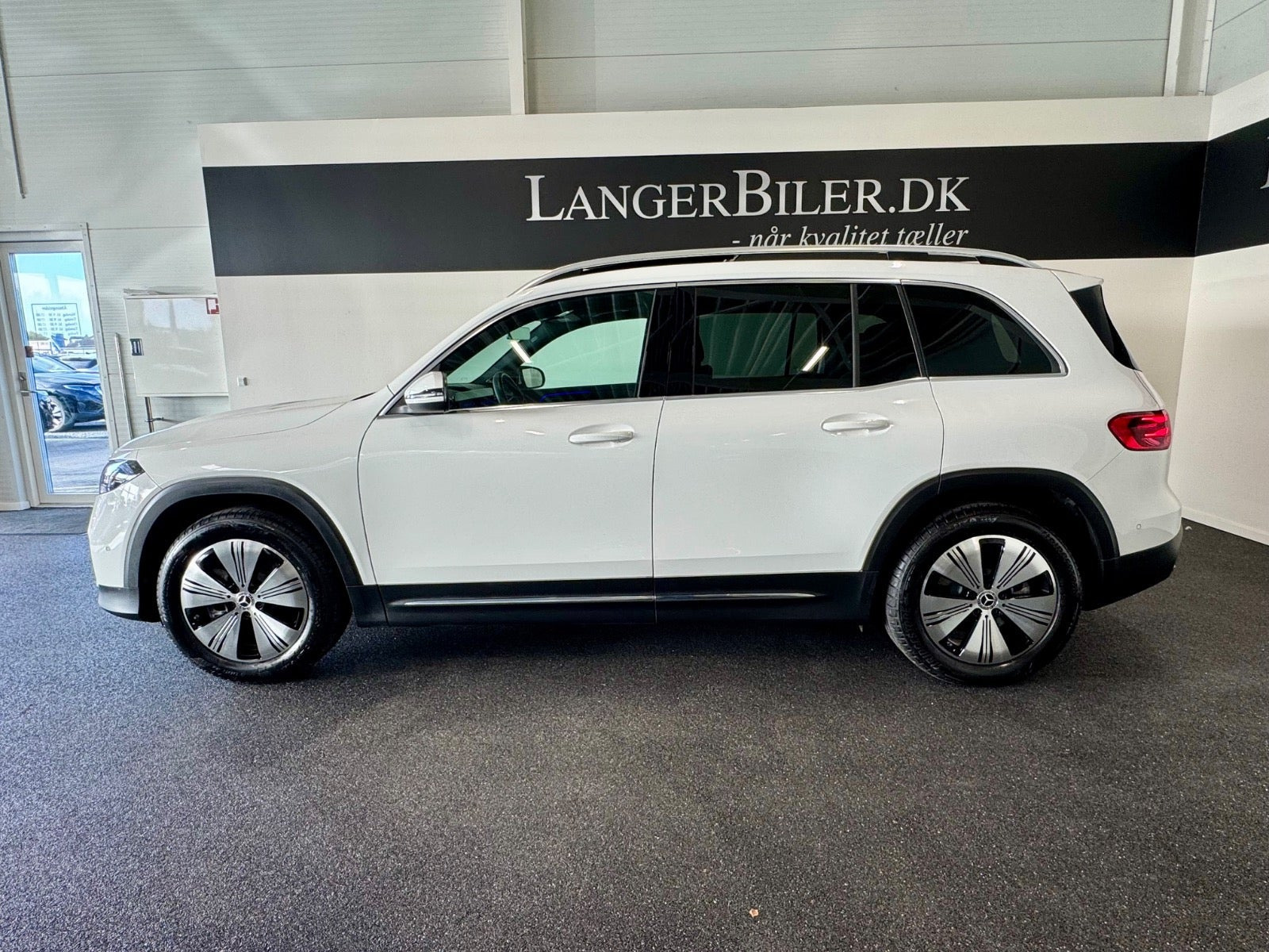 Hvid Mercedes EQB300 fra 2026