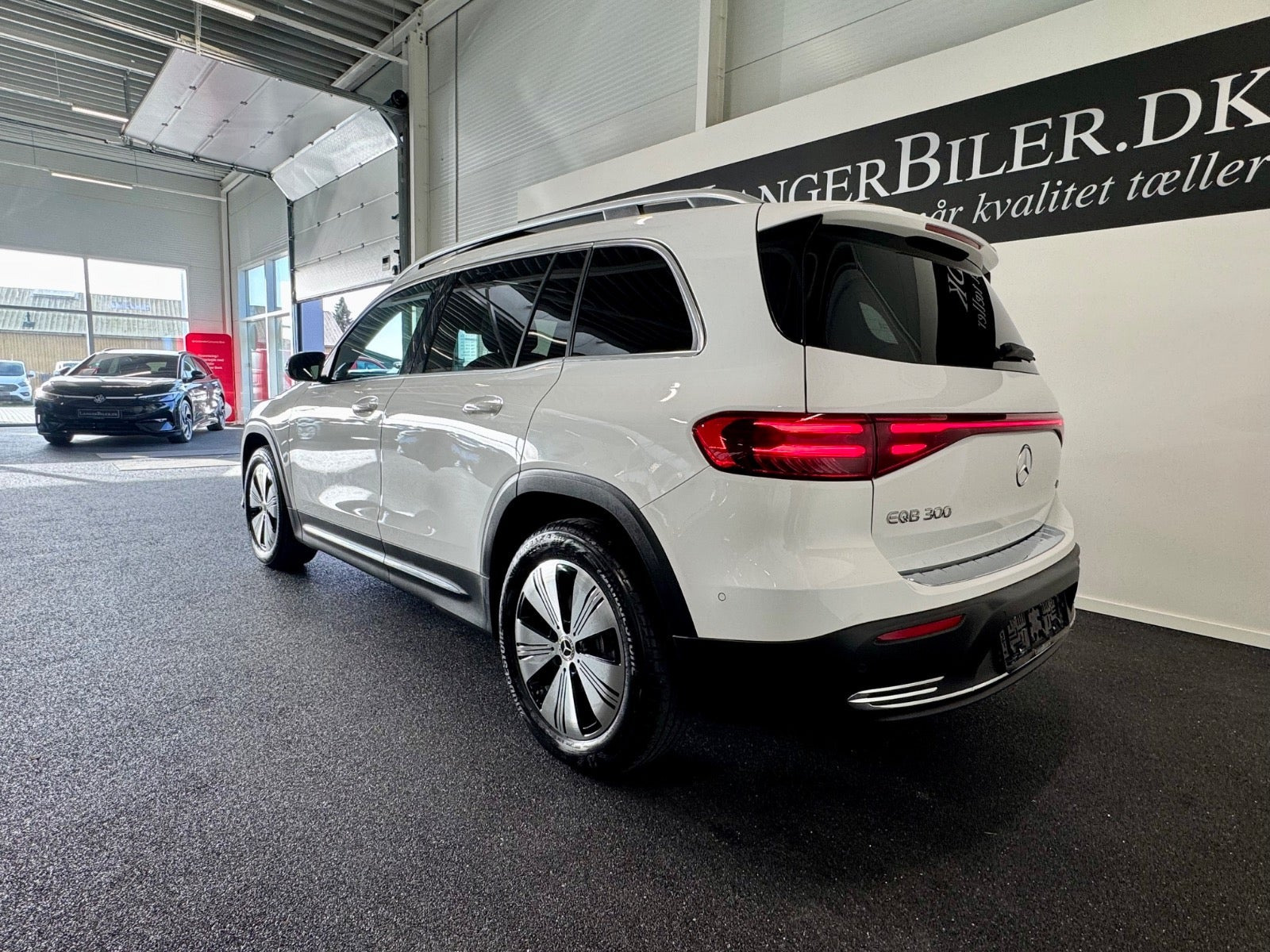 Hvid Mercedes EQB300 fra 2026