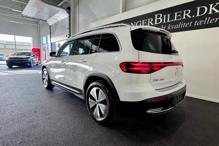 Hvid Mercedes EQB300 fra 2026
