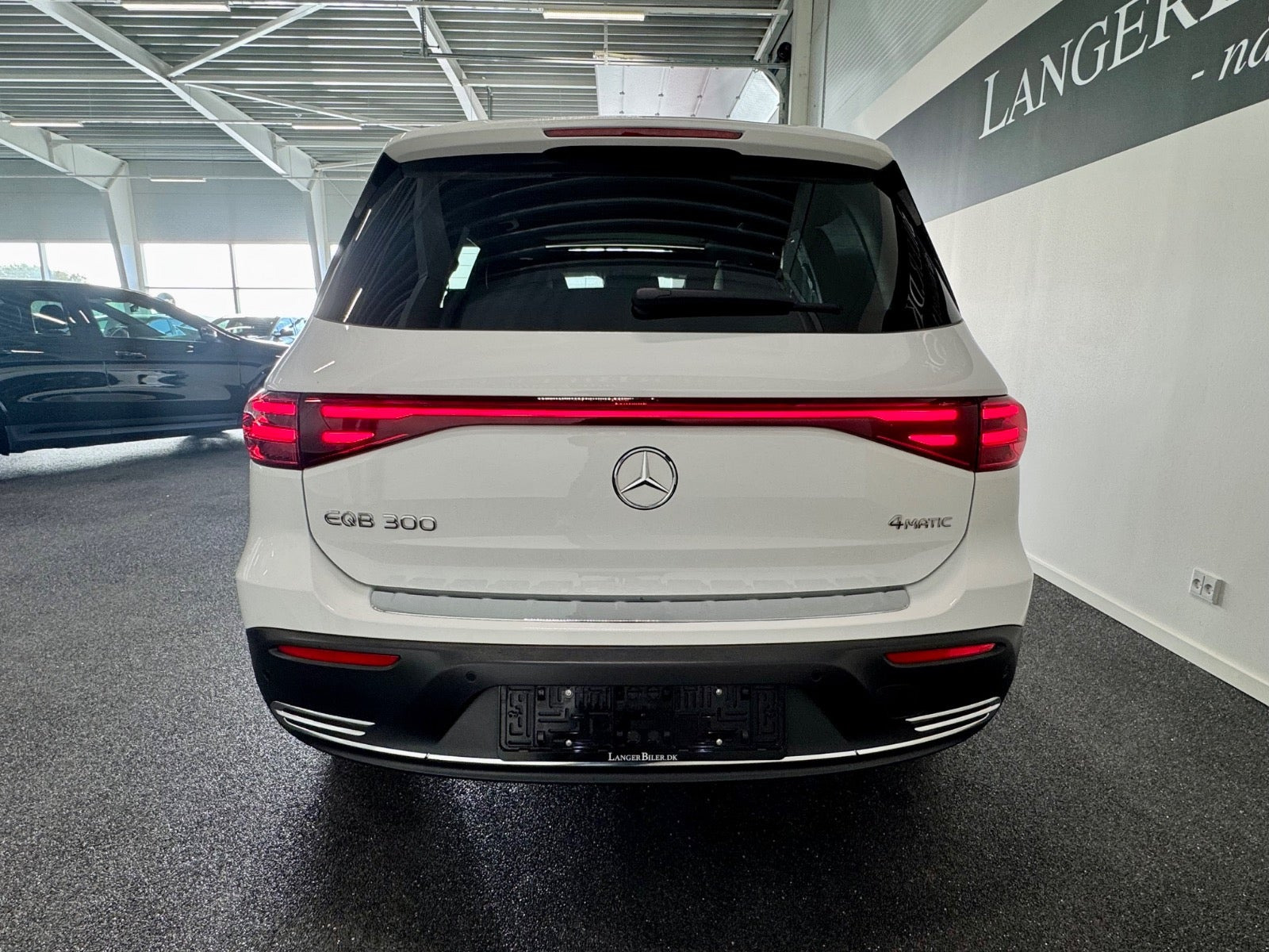 Hvid Mercedes EQB300 fra 2026