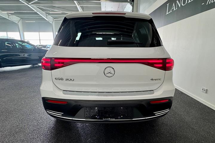 Hvid Mercedes EQB300 fra 2026