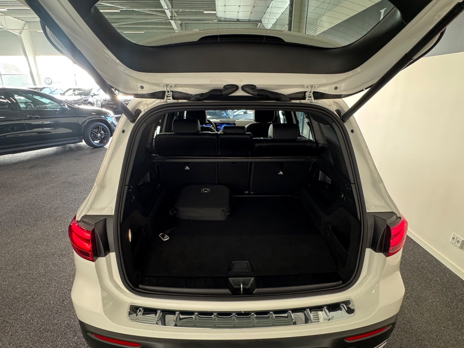 Hvid Mercedes EQB300 fra 2026