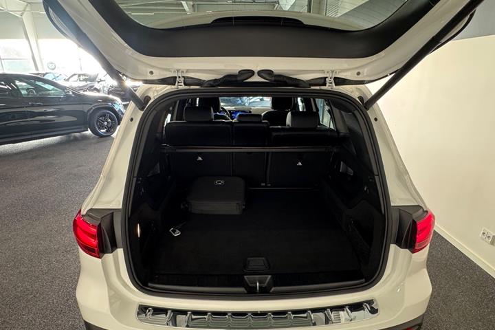 Hvid Mercedes EQB300 fra 2026