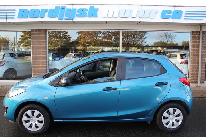 Blå Mazda 2 fra 2014