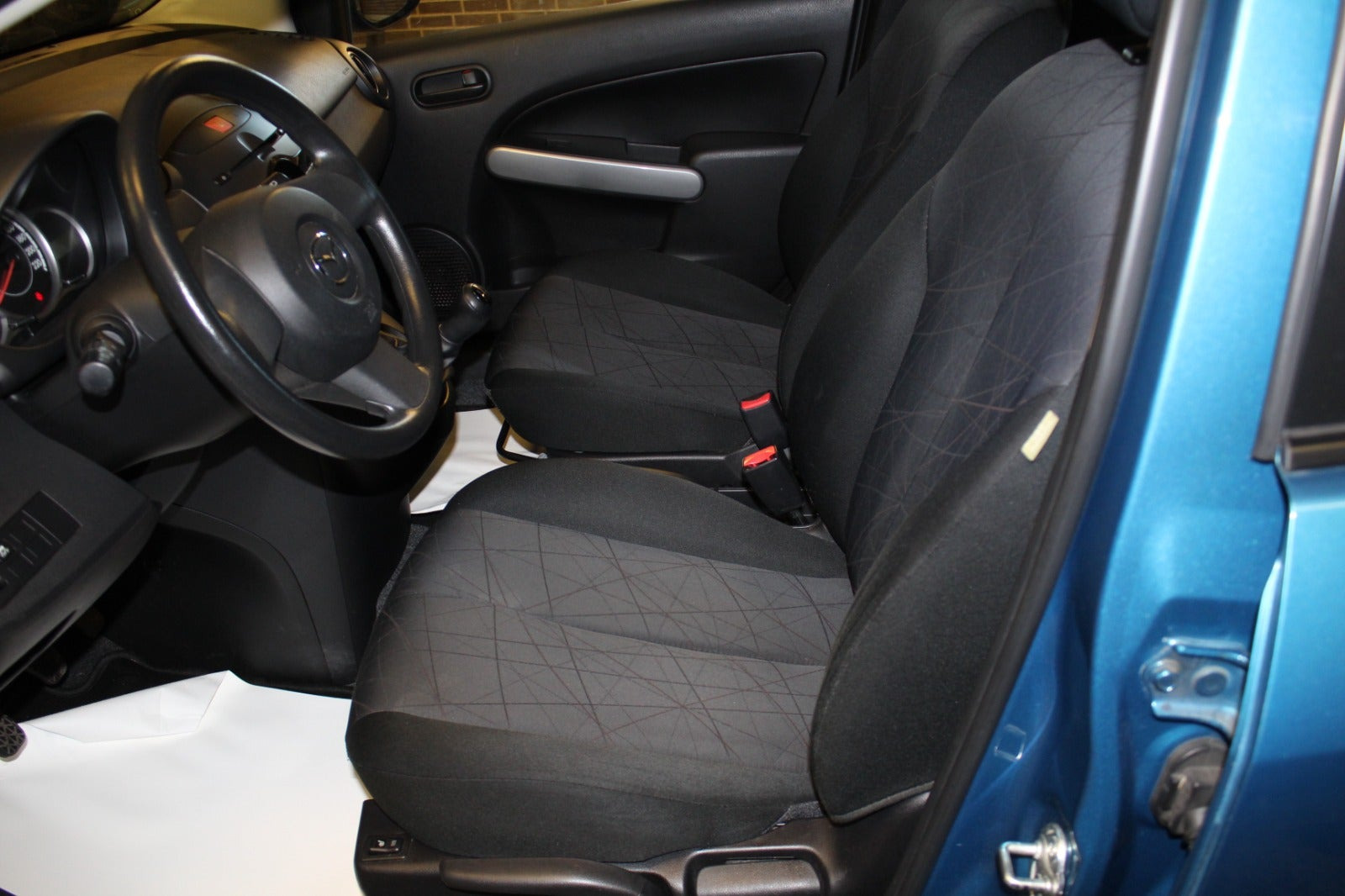 Blå Mazda 2 fra 2014