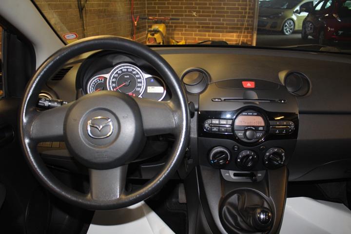 Blå Mazda 2 fra 2014