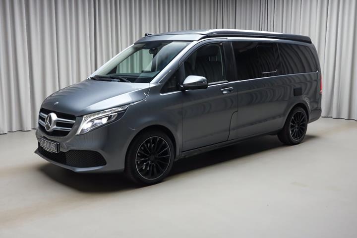 Grå Mercedes V250 d fra 2019 set udefra
