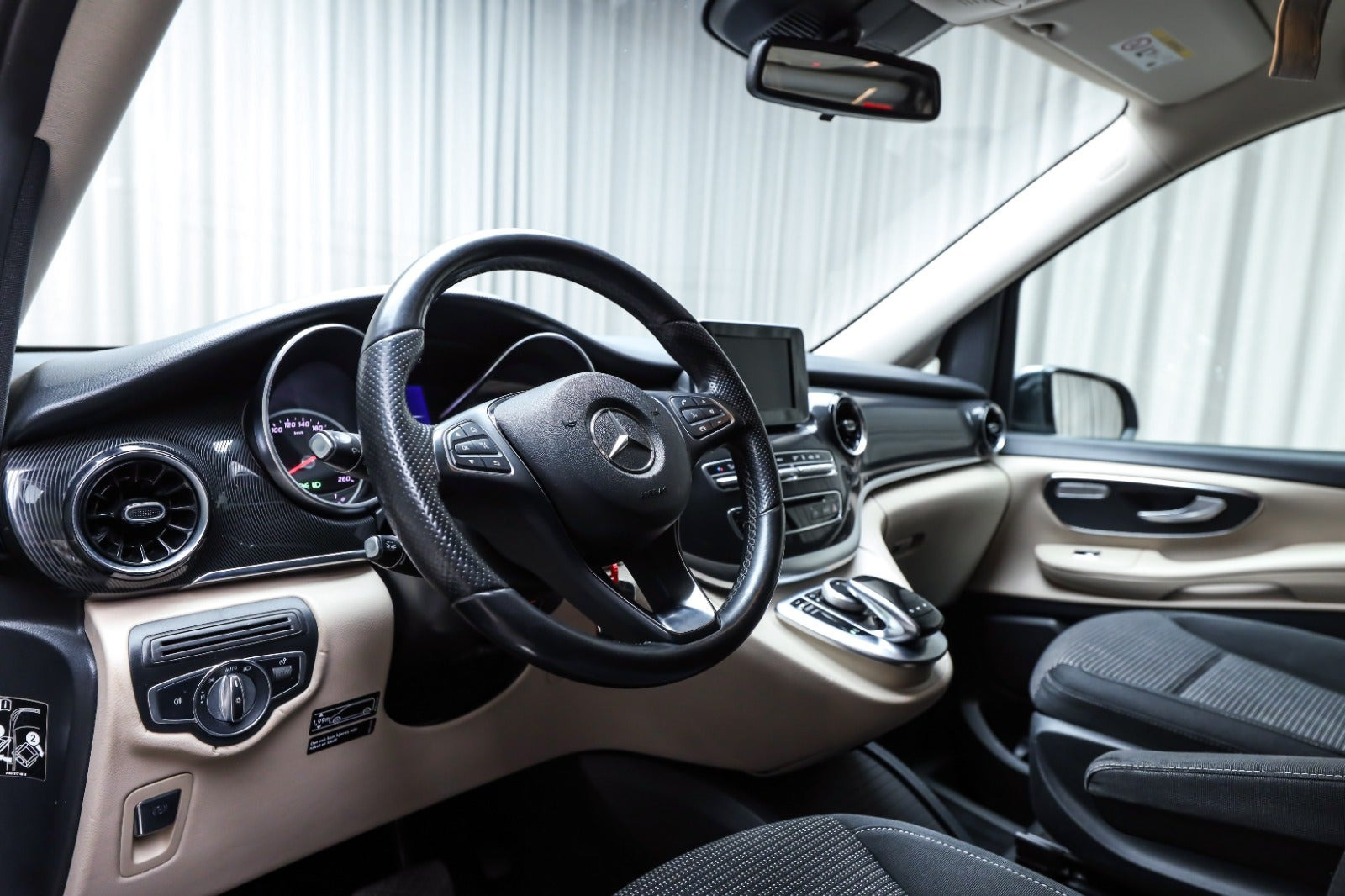 Grå Mercedes V250 d fra 2019