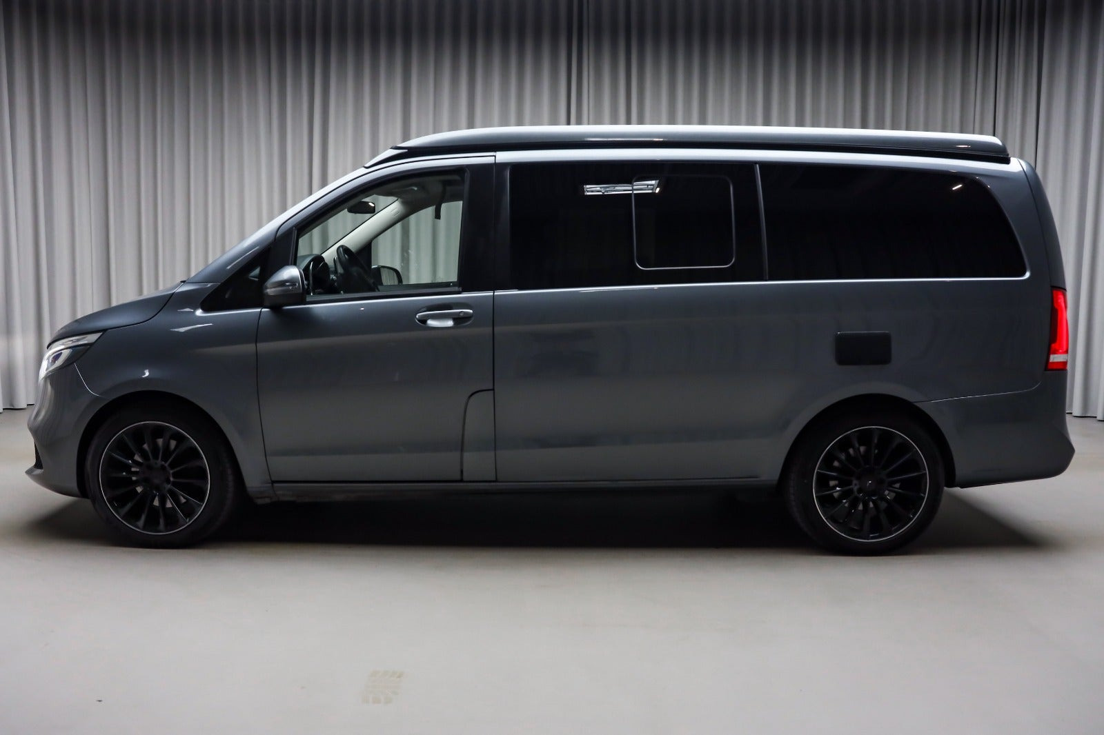 Grå Mercedes V250 d fra 2019