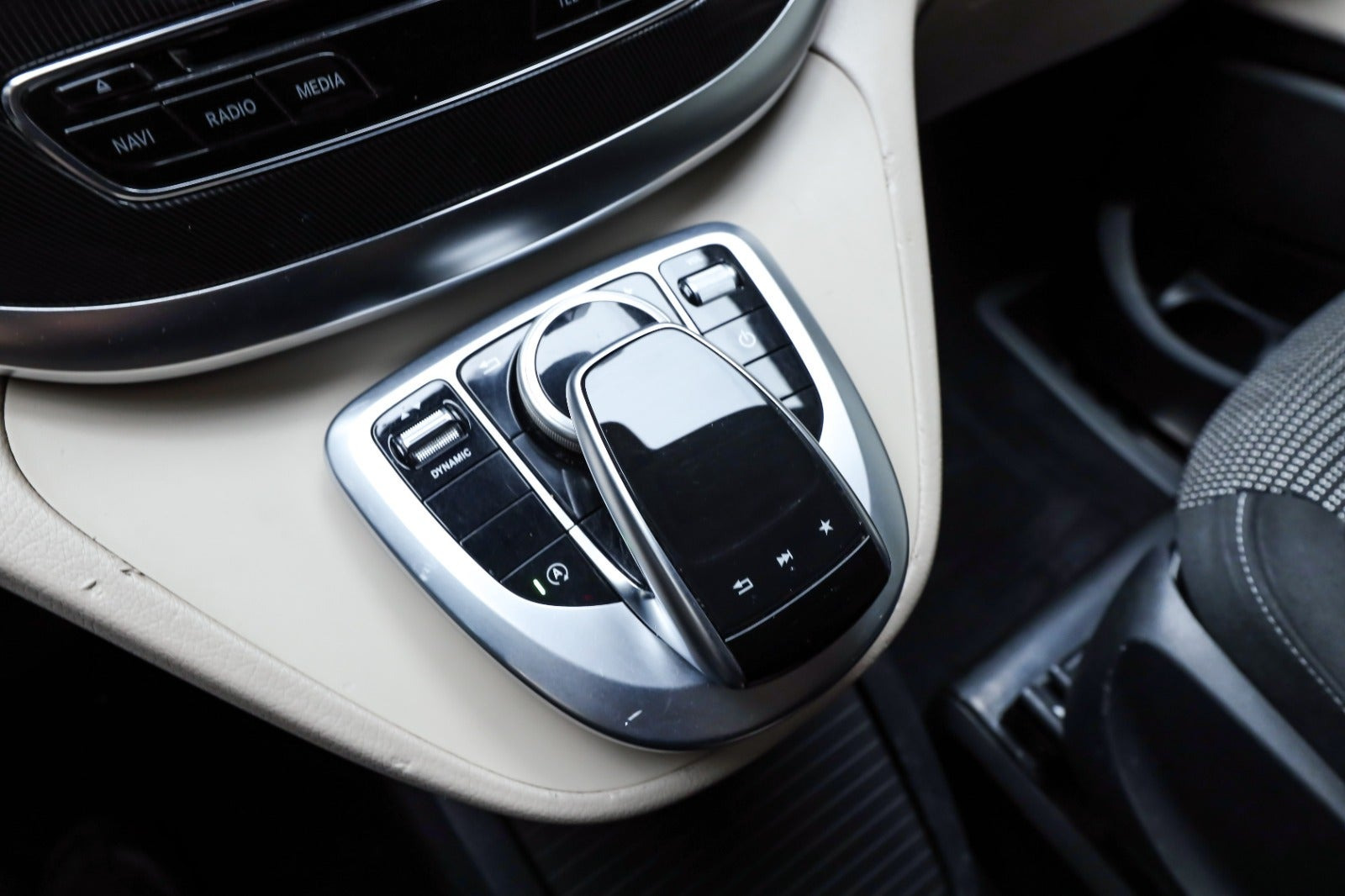 Grå Mercedes V250 d fra 2019