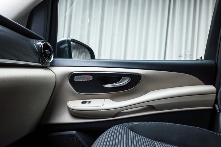 Grå Mercedes V250 d fra 2019