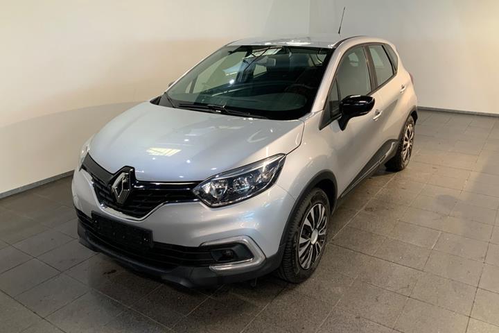 Sølv Renault Captur fra 2018 set udefra