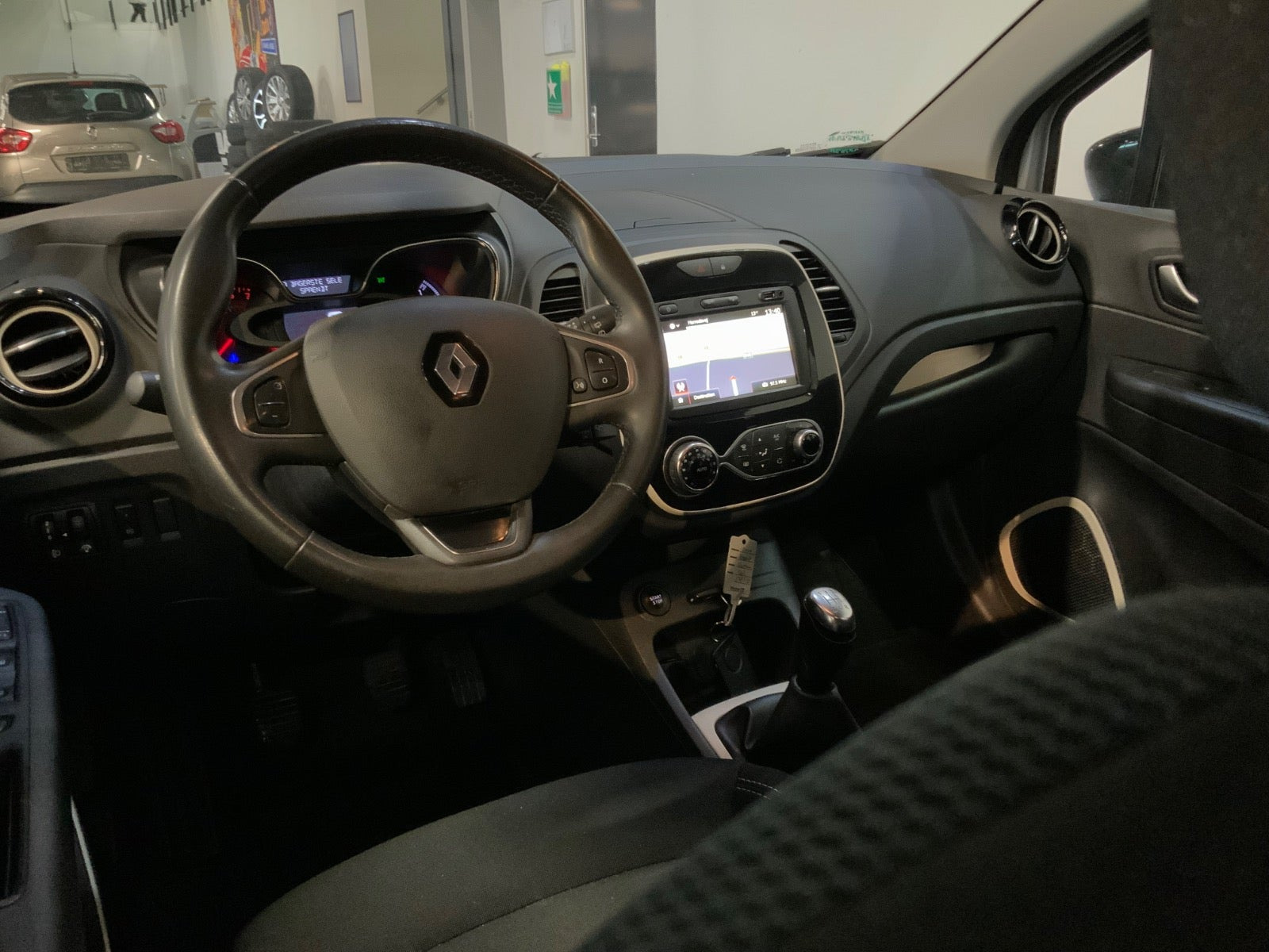 Sølv Renault Captur fra 2018