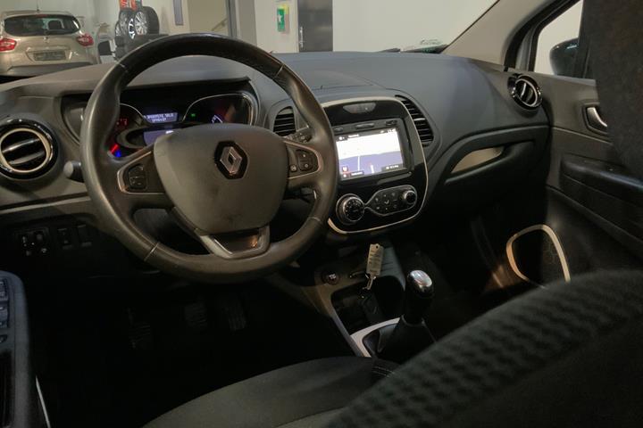 Sølv Renault Captur fra 2018