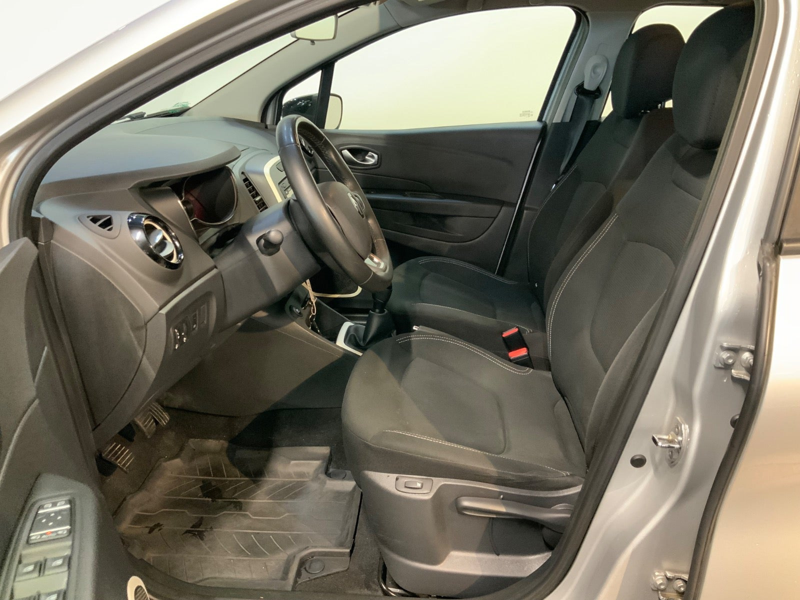 Sølv Renault Captur fra 2018