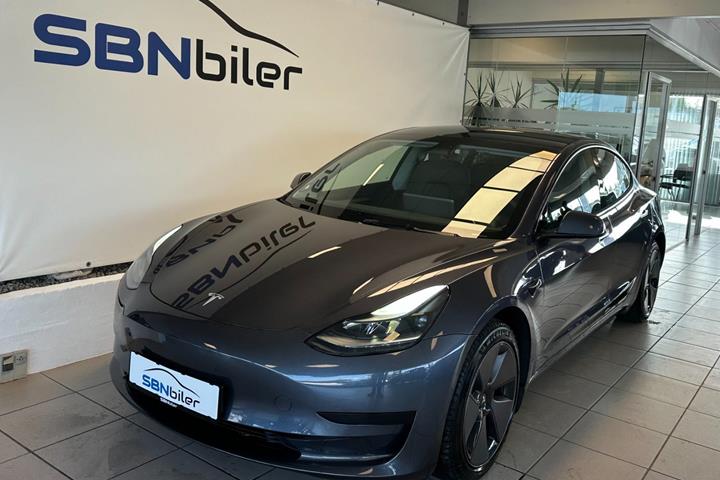 Grå Tesla Model 3 fra 2022