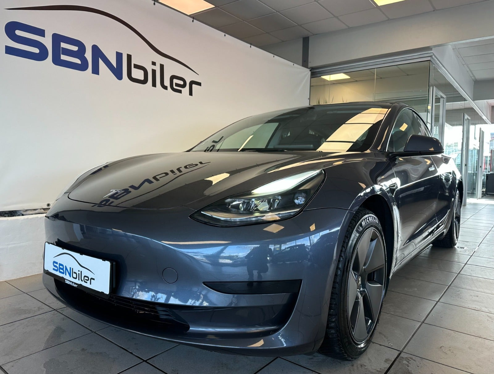 Grå Tesla Model 3 fra 2022
