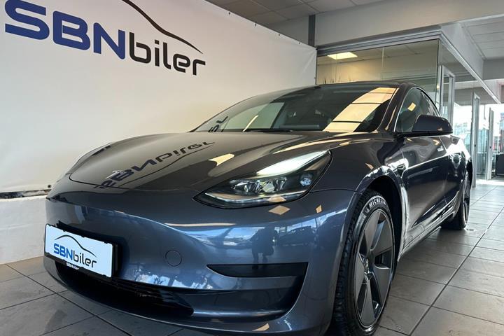 Grå Tesla Model 3 fra 2022