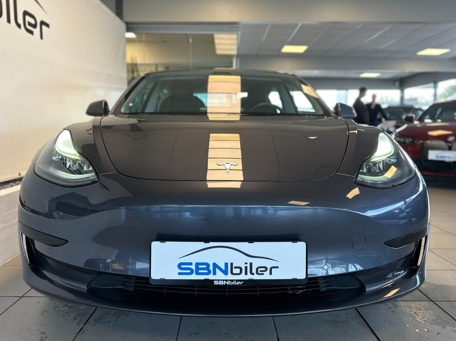 Grå Tesla Model 3 fra 2022
