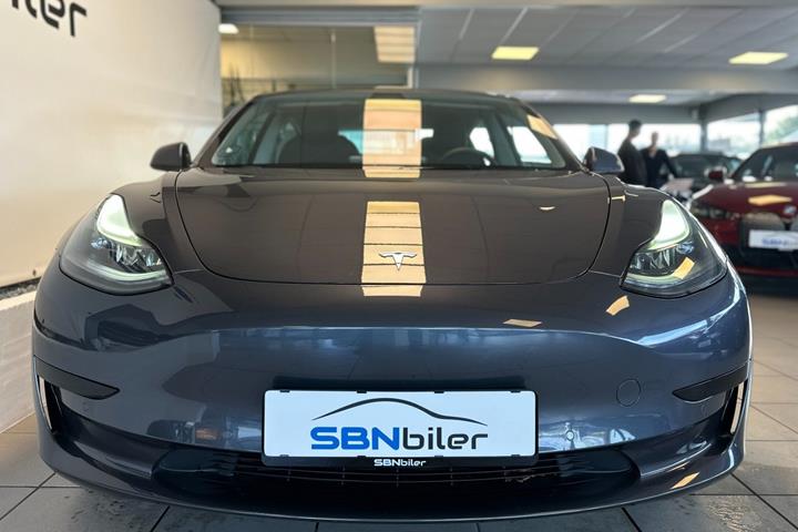 Grå Tesla Model 3 fra 2022