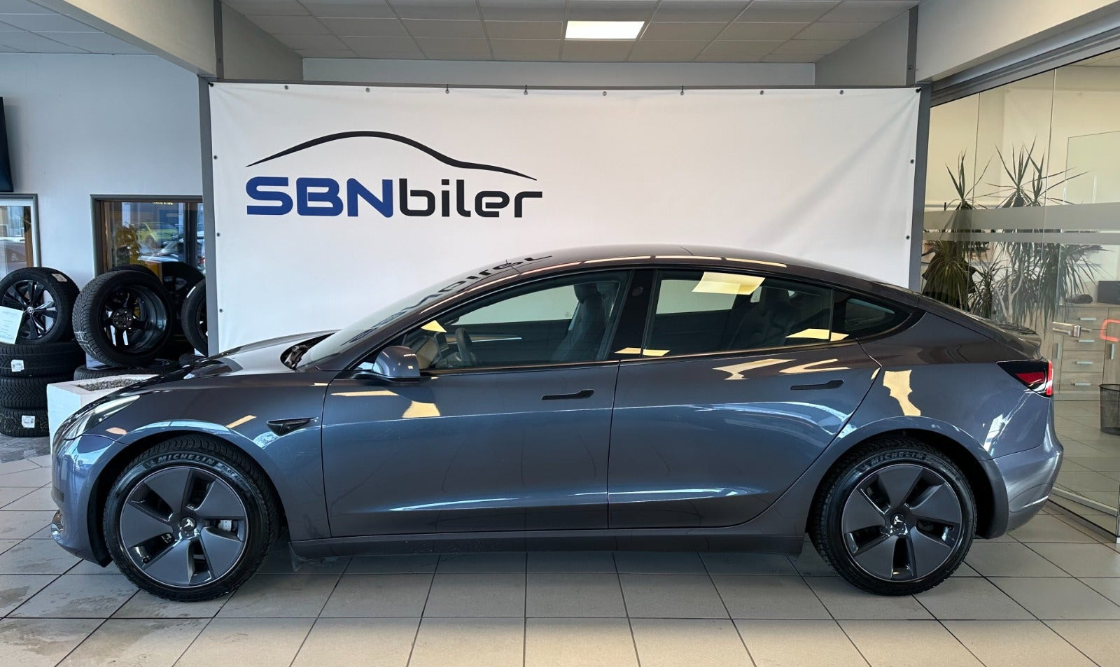 Grå Tesla Model 3 fra 2022