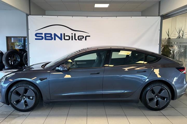Grå Tesla Model 3 fra 2022