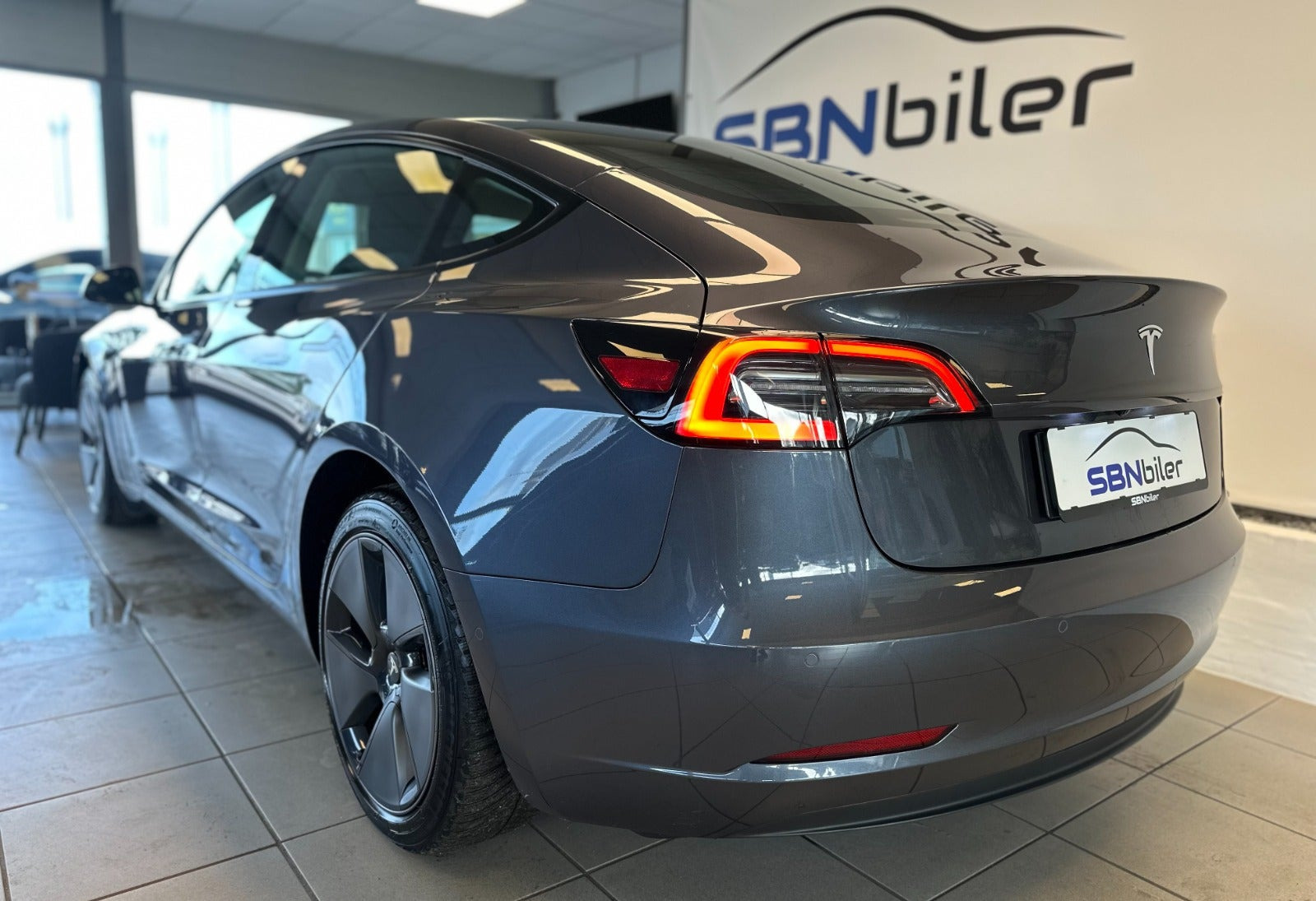 Grå Tesla Model 3 fra 2022
