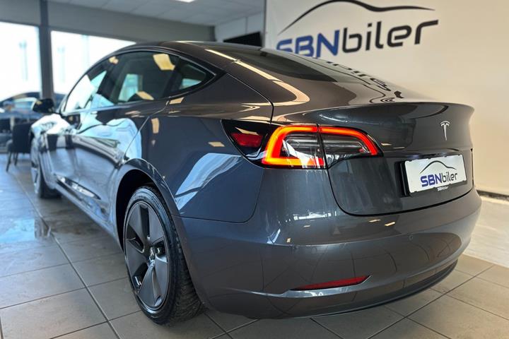 Grå Tesla Model 3 fra 2022