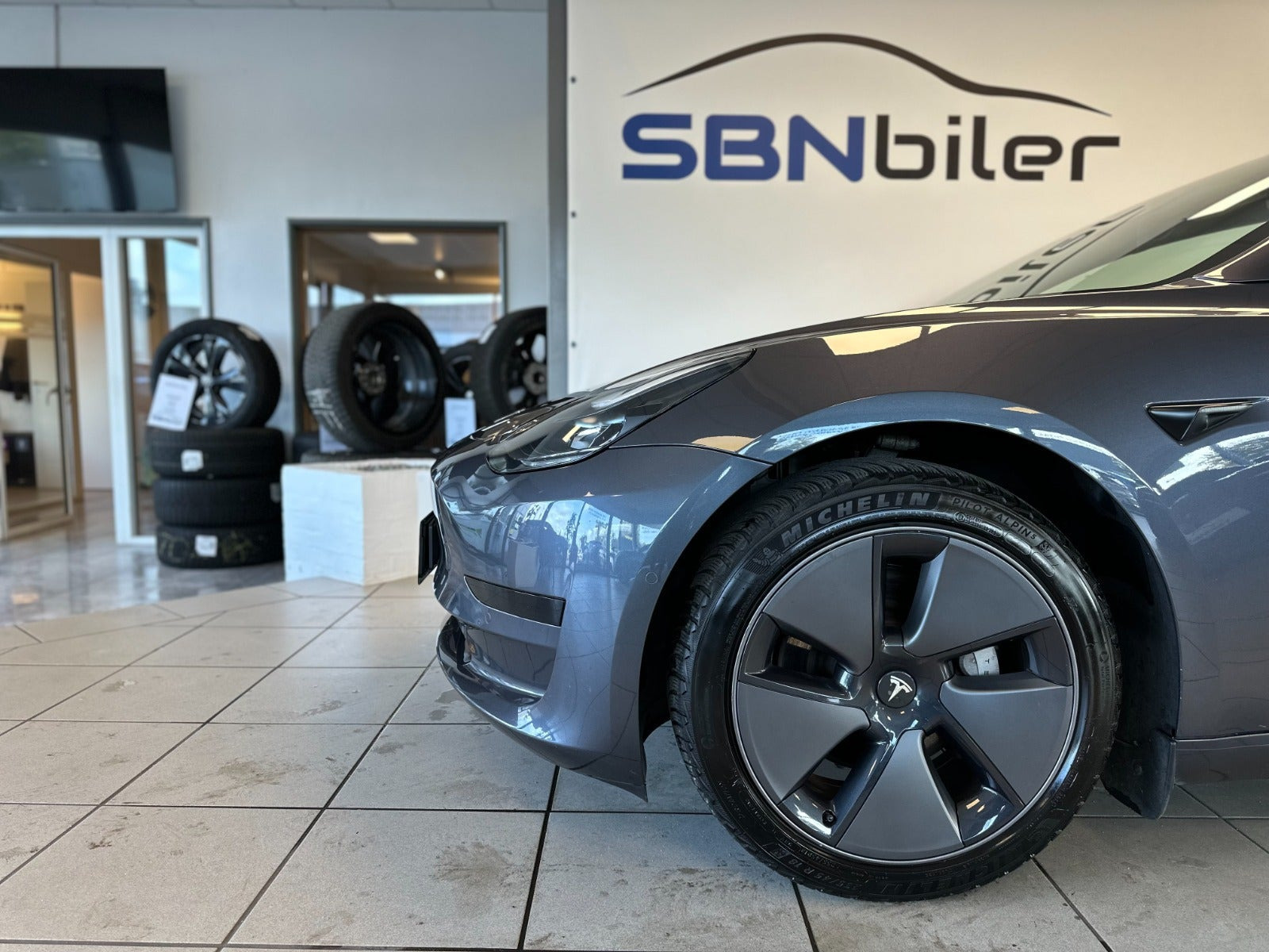 Grå Tesla Model 3 fra 2022