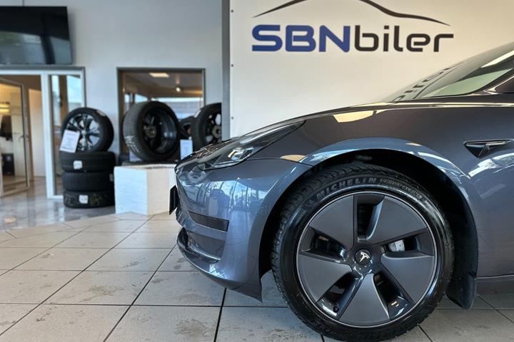 Grå Tesla Model 3 fra 2022