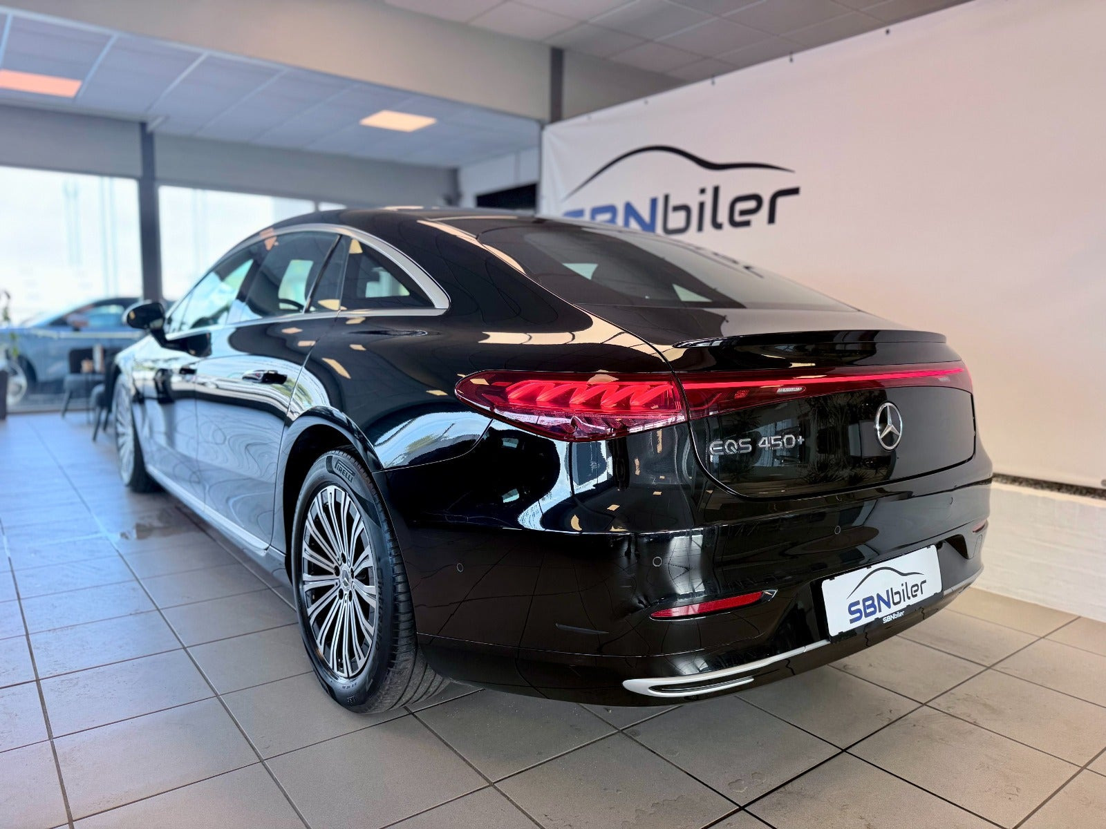 Sort Mercedes EQS450+ fra 2022