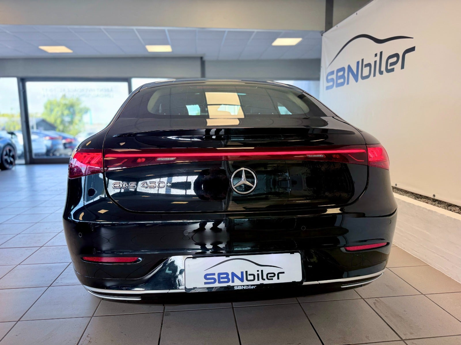 Sort Mercedes EQS450+ fra 2022
