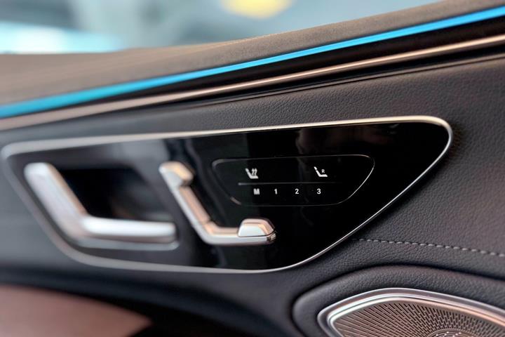 Sort Mercedes EQS450+ fra 2022