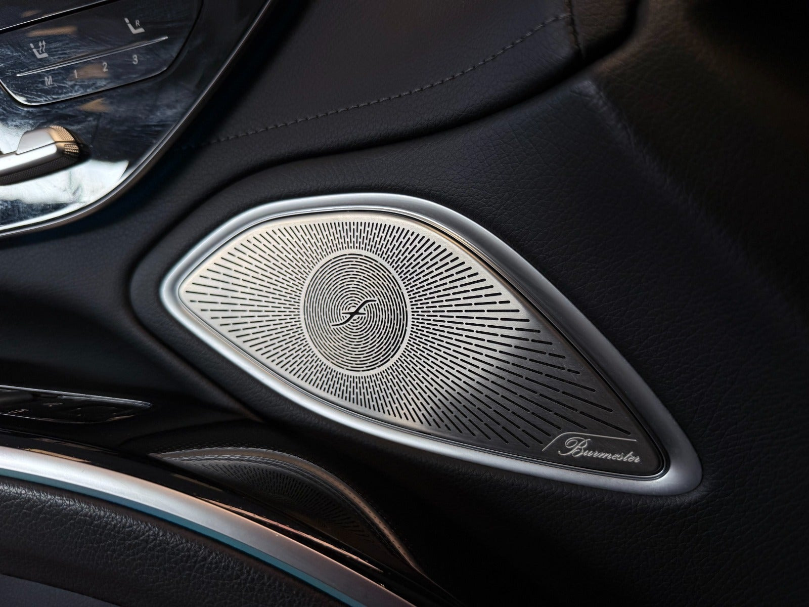 Sort Mercedes EQS450+ fra 2022