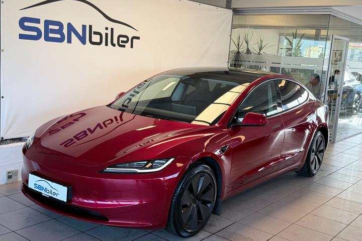 Rød Tesla Model 3 fra 2024