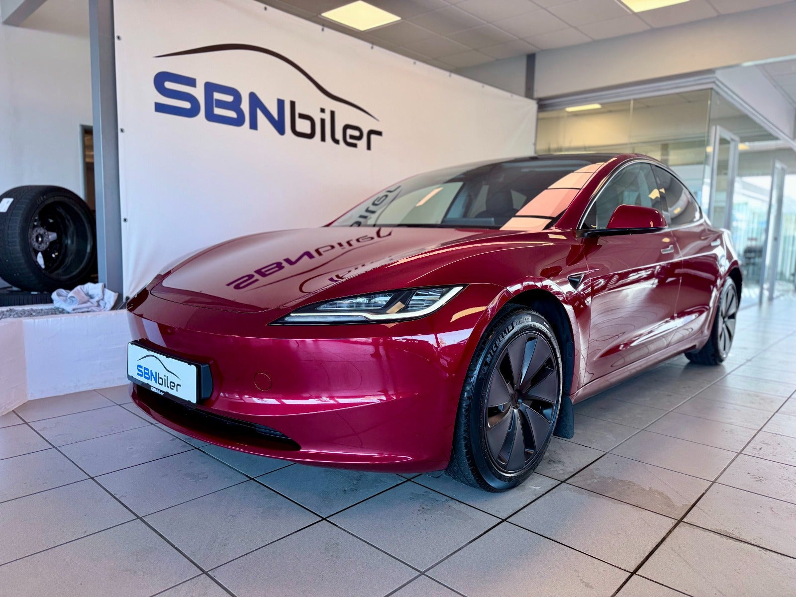 Rød Tesla Model 3 fra 2024